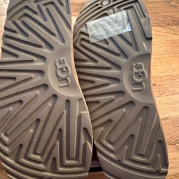 Chestnut UGG Tasman, youth size 6, fits women's womens 7 - Picture 4 of 7